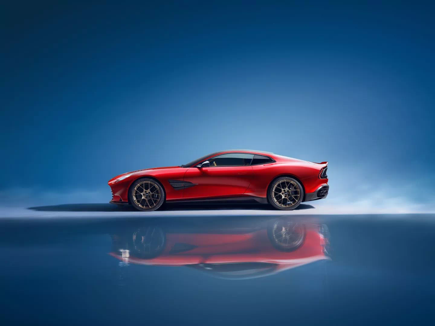 2024 Aston Martin Vanquish: 842 HP and 1000 Nm 4 2024 Aston Martin Vanquish side view