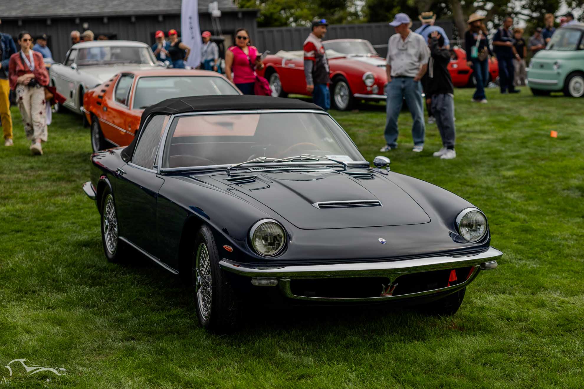 Dark blue Maserati Mistral Spyder